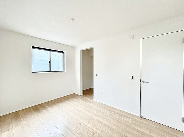 ウォークインクローゼットがあるお部屋。季節ごとの入れ替えも不要で便利です。