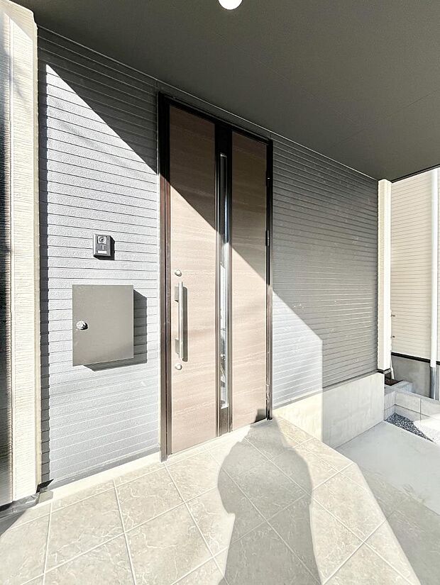 大切な家族、来客を出迎える玄関。