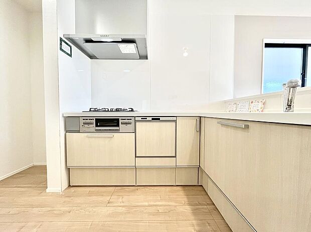 L字型だと料理するスペースも広々と使えます。コンパクトに動けてお料理ラクラク。  