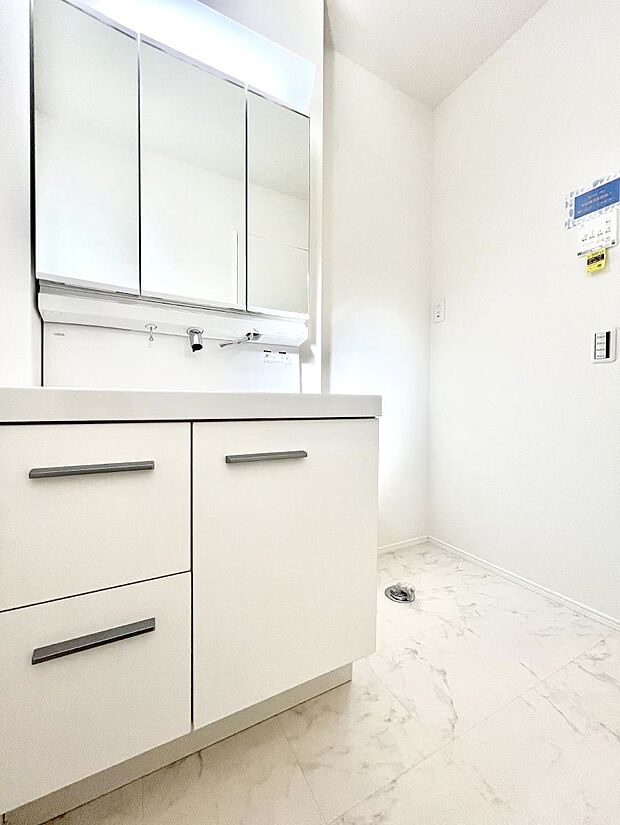 清潔感のある快適空間です。毎日の身支度も気持ち良くお使い頂けます。 