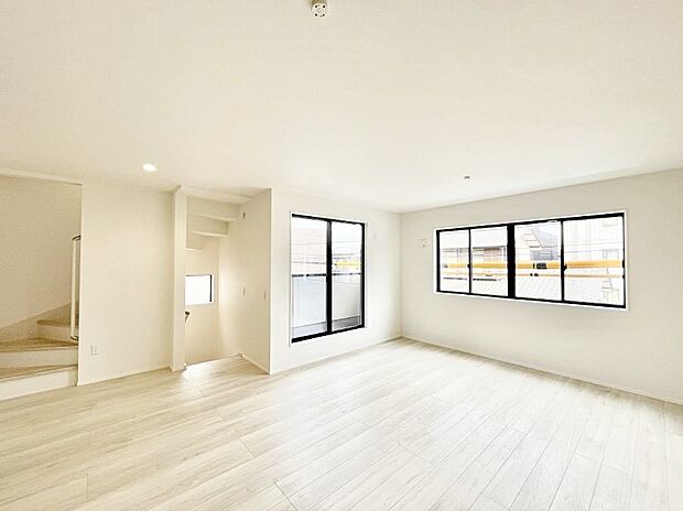 明るい陽光が注ぎ、寛ぎの雰囲気に満たされるリビングダイニング