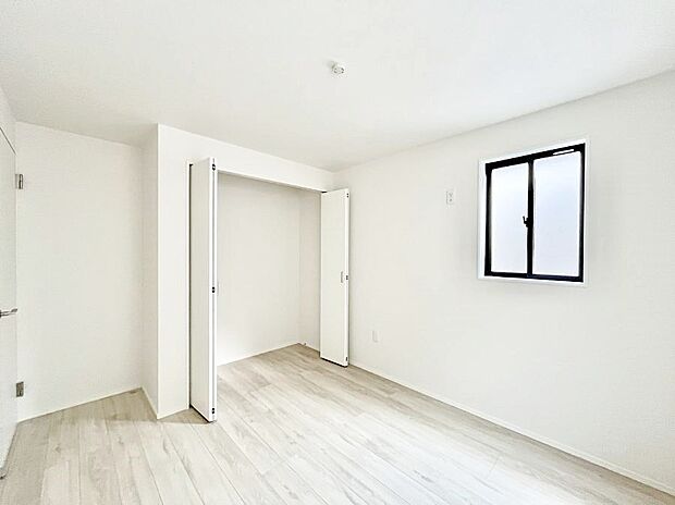 お子さまのお部屋としても！衣類の整理整頓に便利なクローゼット付きの洋室。