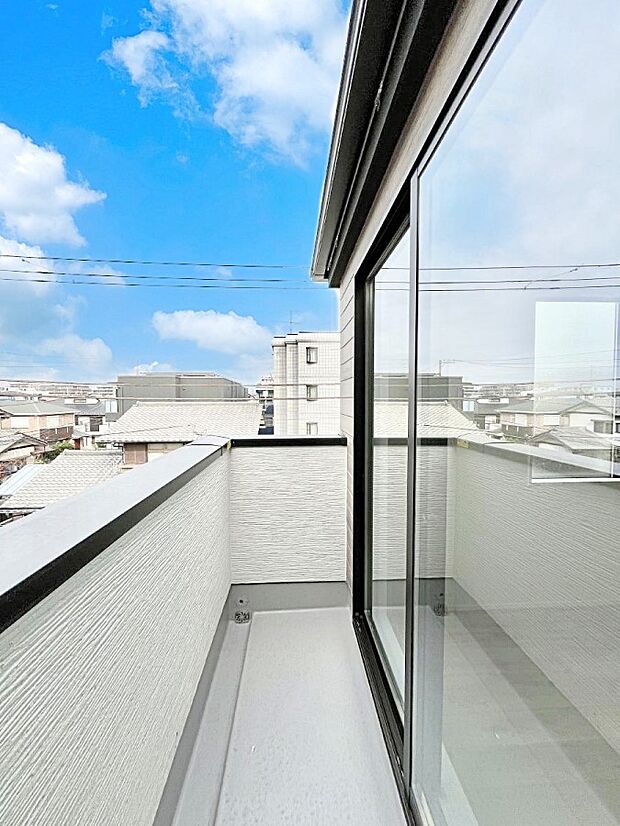 ゆったりバルコニーだから沢山お洗濯ものを干せます。