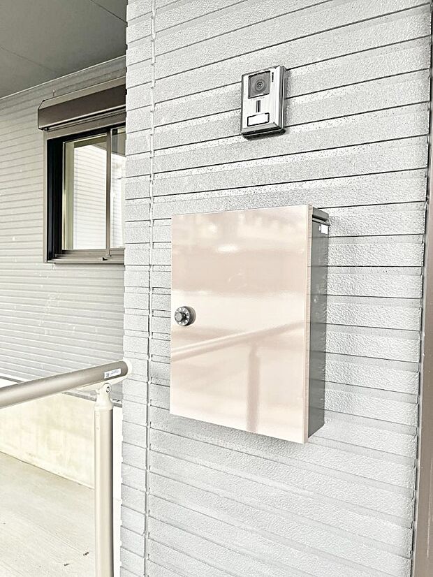 シンプルなデザインのポスト