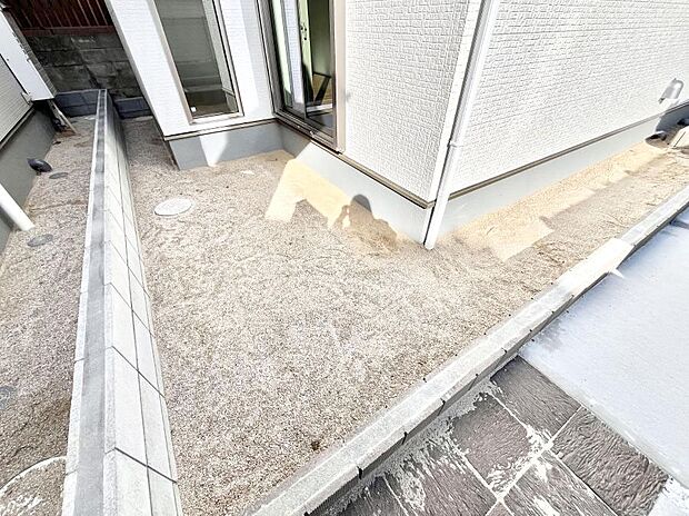 プランターを並べて季節のお花を楽しめるお庭付き。