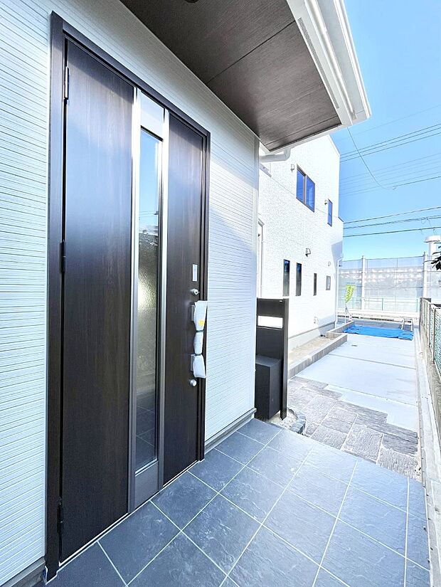 大切な家族、来客を出迎える玄関。