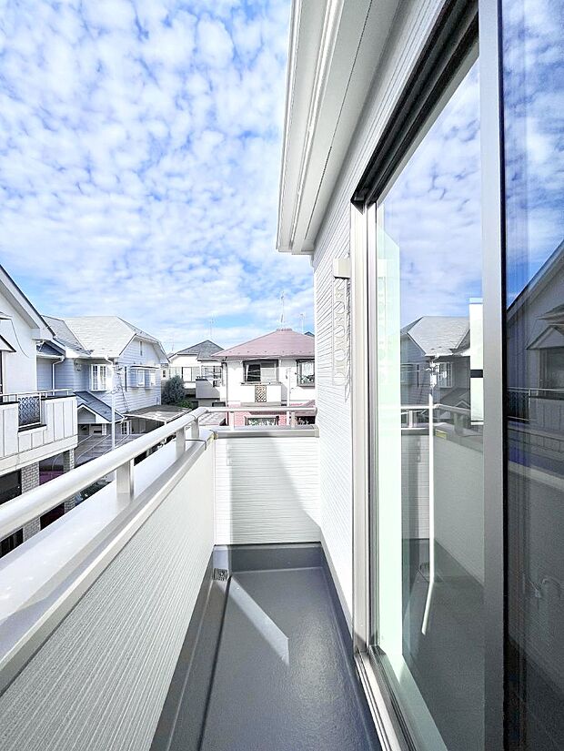 暖かな陽光が降り注ぐバルコニーはお洗濯におすすめ。爽やかな風も心地よいです。 