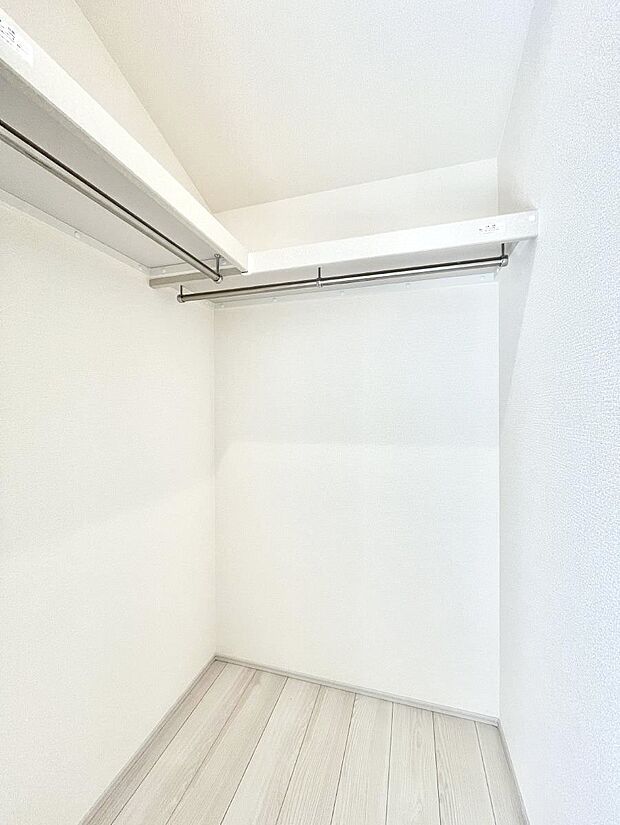 ウォークインクローゼット付きで生活空間を広く利用できます。