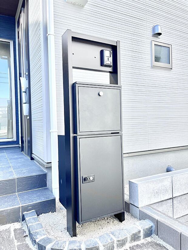 シンプルデザインのポスト。