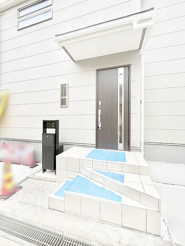 シンプルで落ち着いた雰囲気の玄関周り