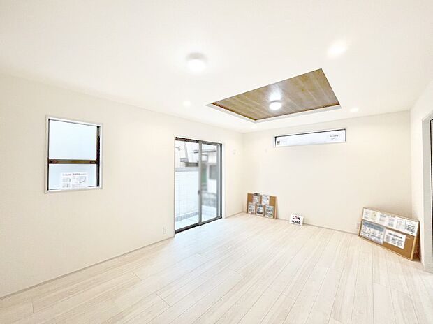 明るい陽光が注ぎ、寛ぎの雰囲気に満たされるリビング・ダイニング。   