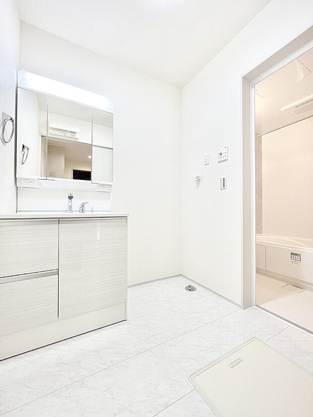 清潔感ある洗面化粧室で朝の身支度も快適  