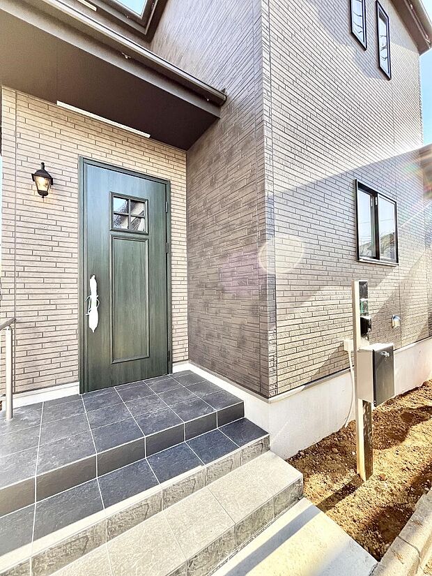 玄関前は雨が降っても濡れにくい屋根付き  