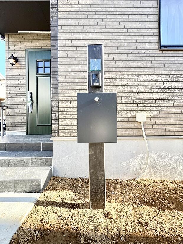 表札・インターホン・ポストをひとつに集約。エントランスになじむシンプルデザイン。