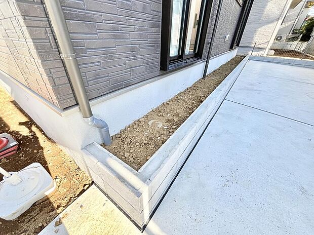 季節のお花を楽しめるガーデニングスペース。