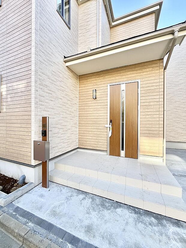 玄関前は雨が降っても濡れにくい屋根付き