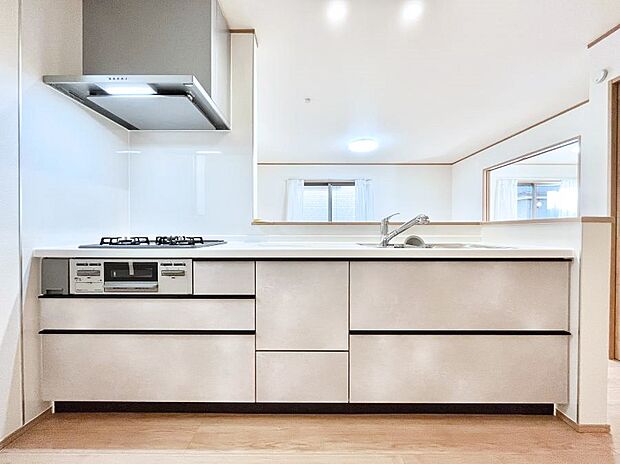 リビングを見渡せる人気のカウンターキッチン。 家族を見守りながら家事をすることができます。