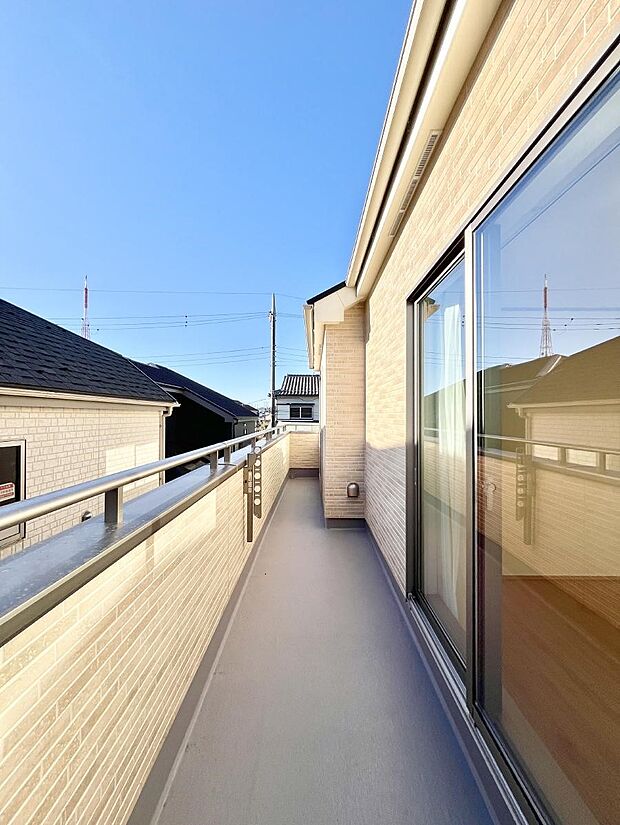 南向きのバルコニー！ご家族の洗濯物はもちろん、お布団もたっぷり干せます！