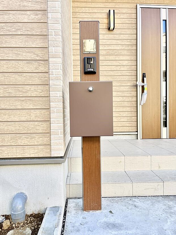 表札・インターホン・ポストをひとつに集約。エントランスになじむシンプルデザイン。