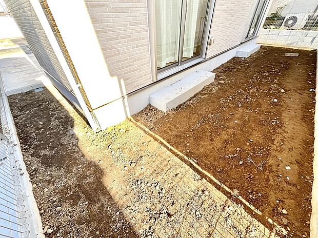 ガーデニングや家庭菜園も楽しめるお庭付き。