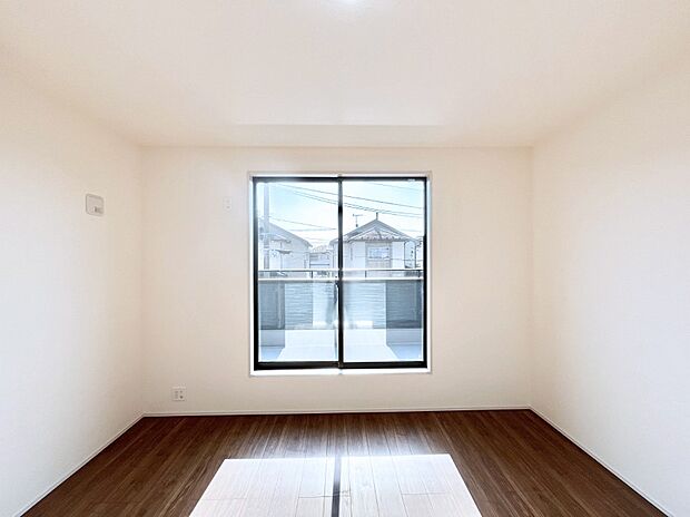 明るいバルコニーサイドに洋室を設置。目覚めの良い寝室に。 