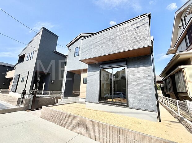 シンプルで落ち着きのある建物は住むかたの個性でオリジナルなものになっていきます。 