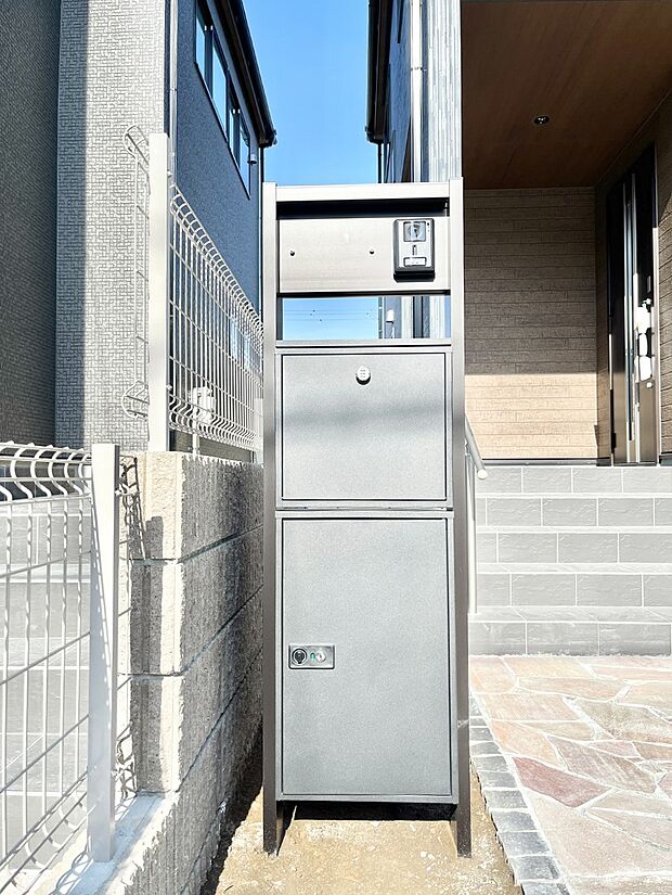 表札・インターホン・ポスト・宅配ＢＯＸをひとつに集約。エントランスになじむシンプルデザイン。