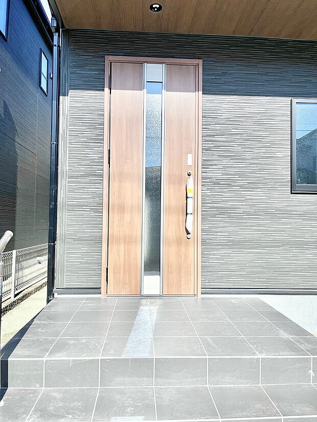 大切な家族、来客を出迎える玄関。