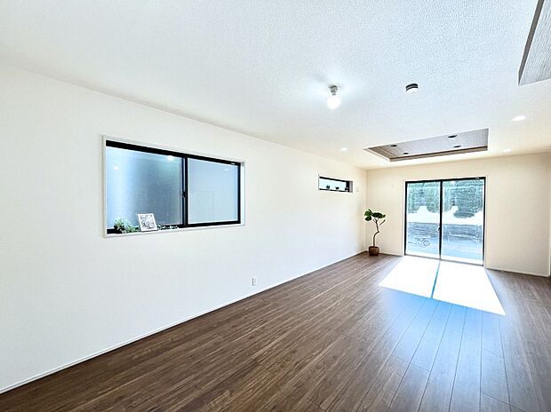 明るい陽光が注ぎ、寛ぎの雰囲気に満たされるリビング・ダイニング。 