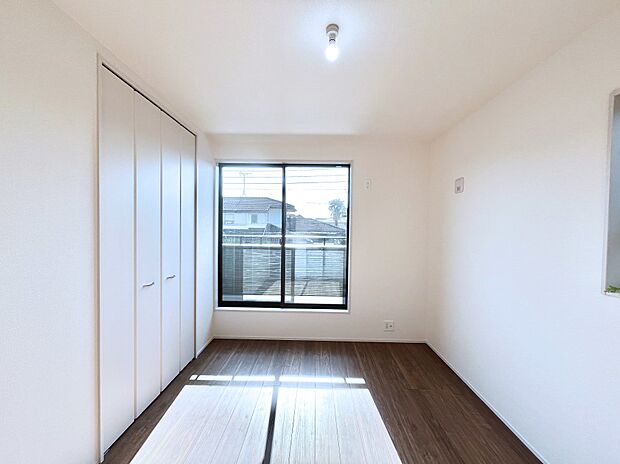 明るいバルコニーサイドに洋室を設置。目覚めの良い寝室に。 