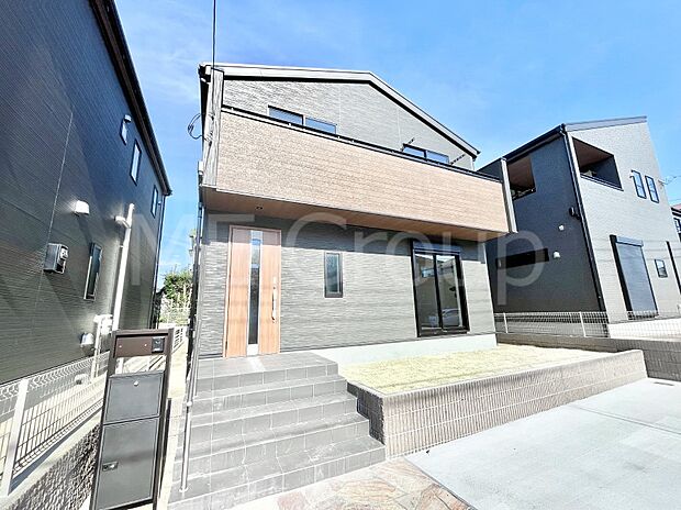 シンプルで落ち着きのある建物は住むかたの個性でオリジナルなものになっていきます。 