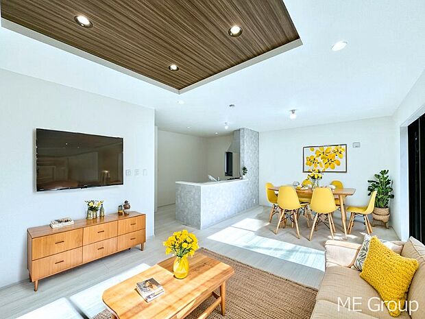 ご家族の賑やかな話し声で包まれる明るいリビング  ※家具はCGです