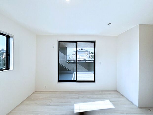 明るいバルコニーサイドに洋室を設置。目覚めの良い寝室に。 