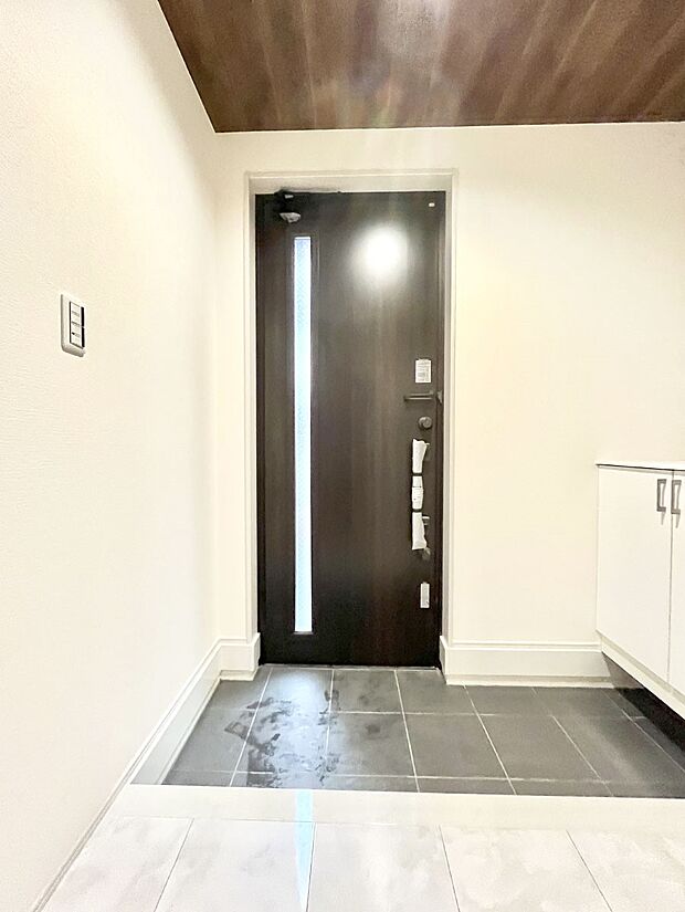 明るい玄関はお客様をお出迎えするのにぴったりです！ 