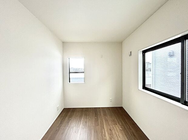 2面採光で気持ちよく自然光が取り入れられるのでお子様のお部屋にもピッタリ