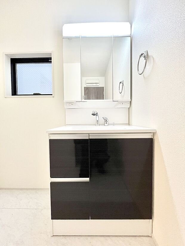 大きく見やすい三面鏡で清潔感ある洗面台は、身だしなみチェックや肌のお手入れにおすすめです。 