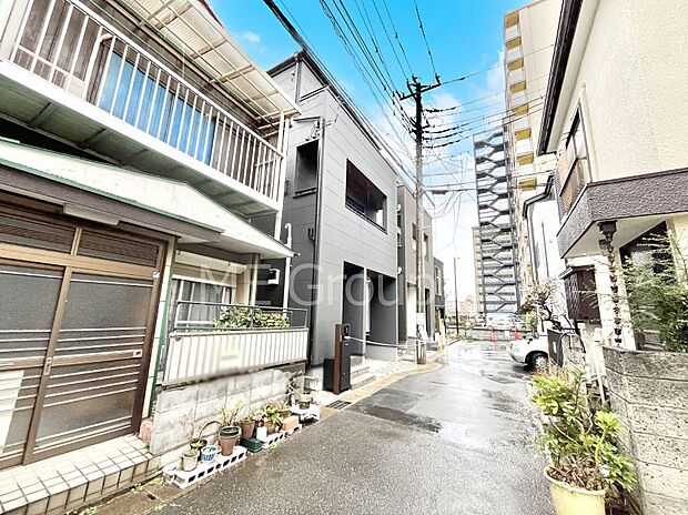 前面道路はきちんと整備されています  