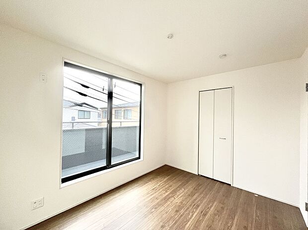 バルコニーが開放感をプラスしてくれる洋室