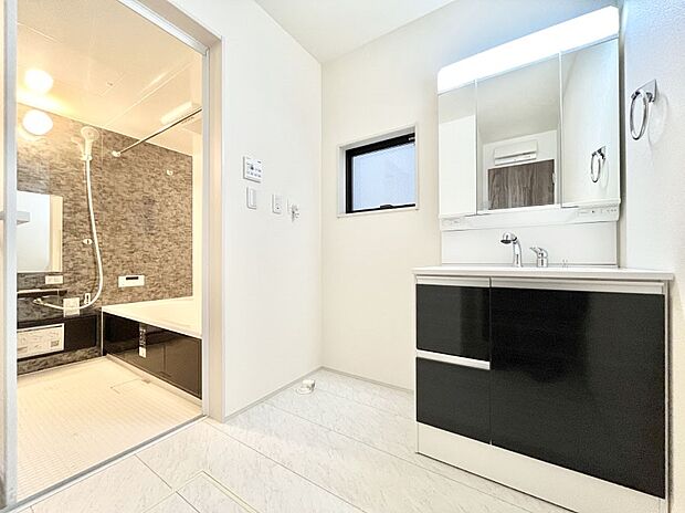 清潔感のある快適空間です。毎日の身支度も気持ち良くお使い頂けます。 