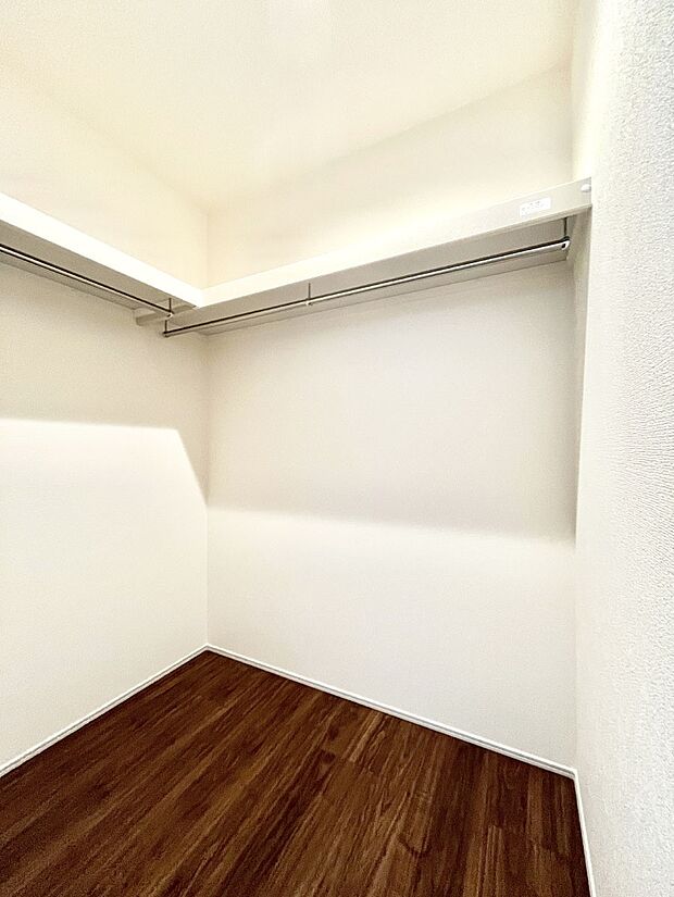 ウォークインクローゼット付きで生活空間を広く利用できます。