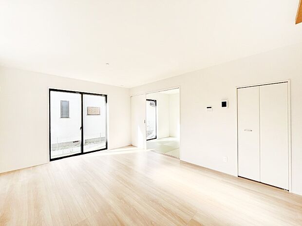 明るい陽光が注ぎ、寛ぎの雰囲気に満たされるリビングダイニング 