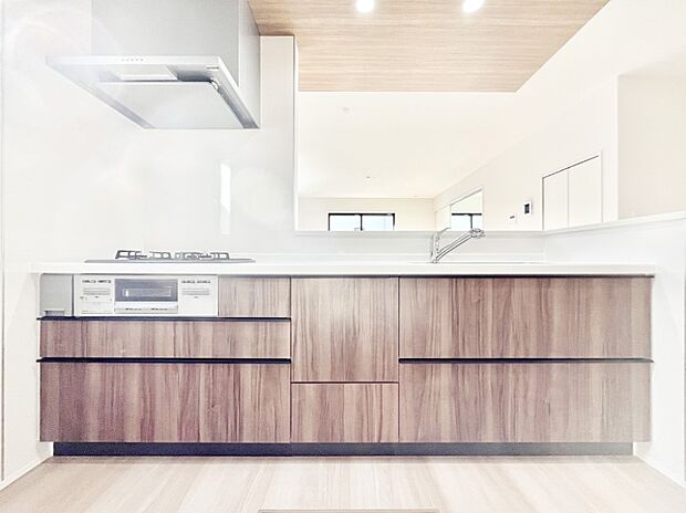 システムキッチンはシンプルでスッキリした飽きの来ないデザインなので永く使えそう！