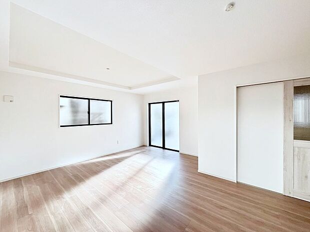 大きな窓からたっぷりの陽光と風を感じられるリビング