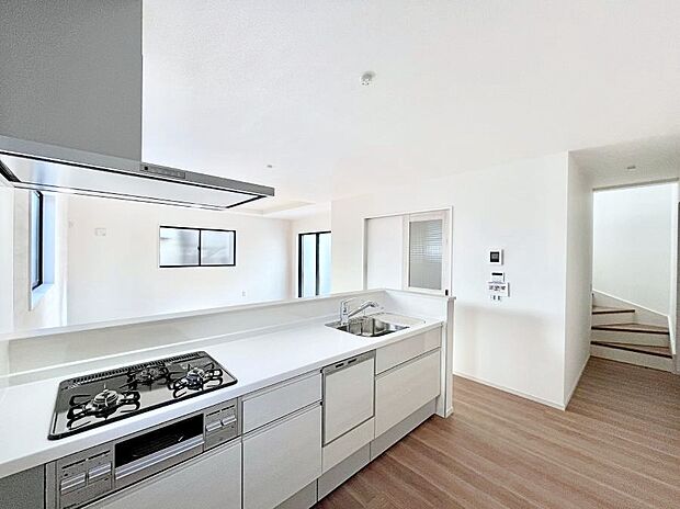 リビングを見渡せる人気のカウンターキッチン。 家族を見守りながら家事をすることができます。