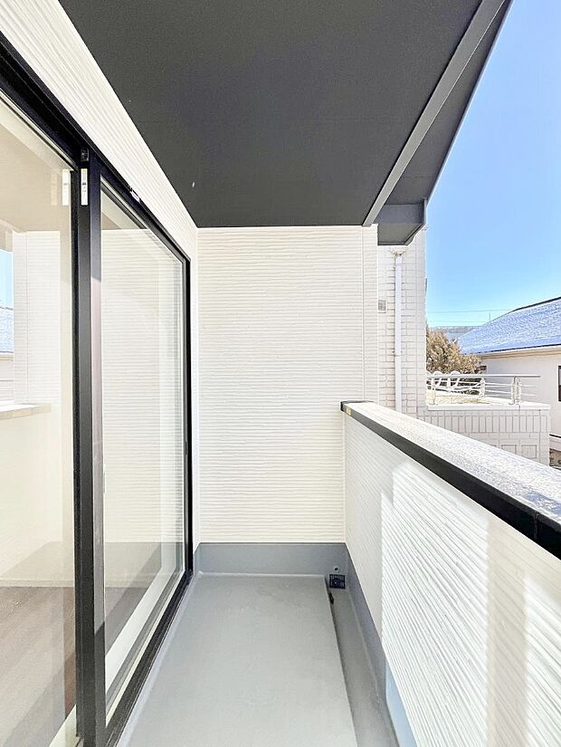 インナーバルコニーなので雨でも洗濯物を干す事が出来て、風通しがあるので乾きが良く、物干しスペースとして重宝します。