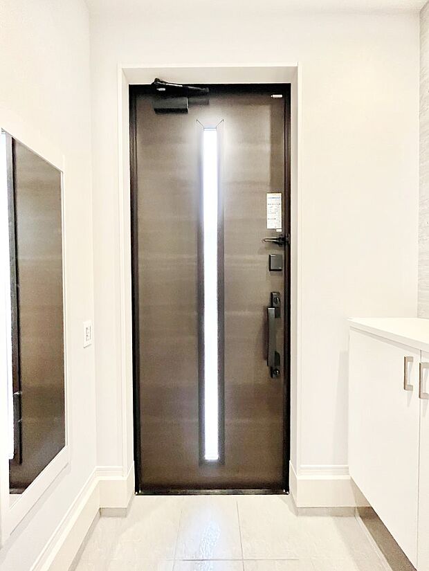 明るい陽光が入り込む玄関。ご家族の靴もスッキリ収納できる玄関収納付き!