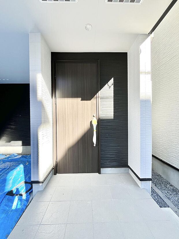 大切な家族、来客を出迎える玄関。