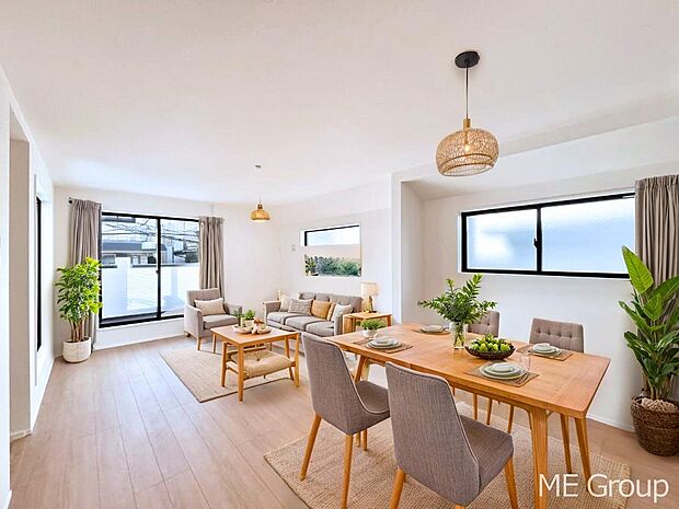 ご家族の賑やかな話し声で包まれる明るいリビング ※家具はCGです