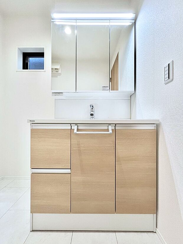 大きく見やすい三面鏡で清潔感ある洗面台は、身だしなみチェックや肌のお手入れにおすすめです。