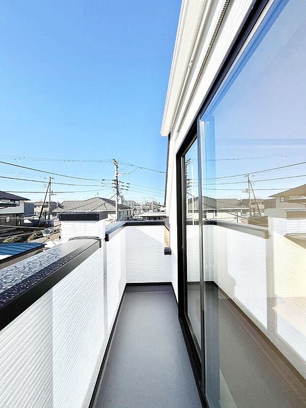 ゆったりバルコニーだから沢山お洗濯ものを干せます。